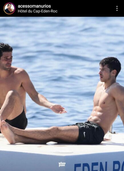 Manu Ríos con Marc Forne en una playa de Francia en traje de baño presunta pareja gay novio