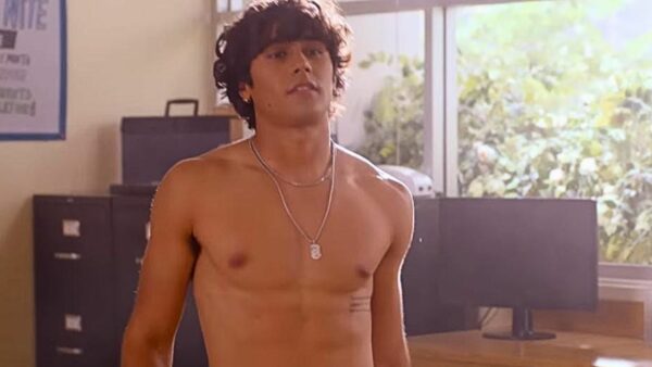 Michael Cimino sin playera en Never Have I Ever Ethan