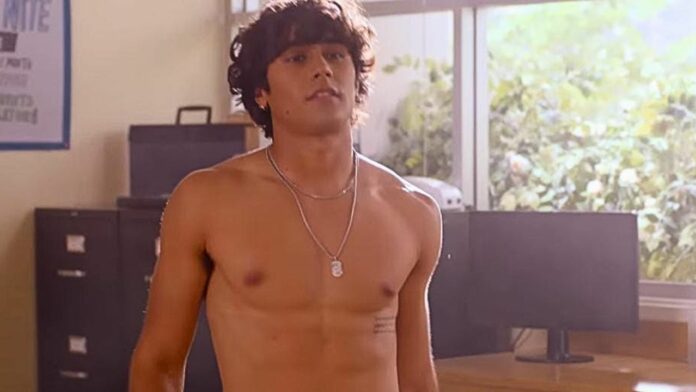 michael-cimino-actor-never-have-i-ever-serie-netflix-ethan Michael Cimino sin playera en Never Have I Ever Ethan