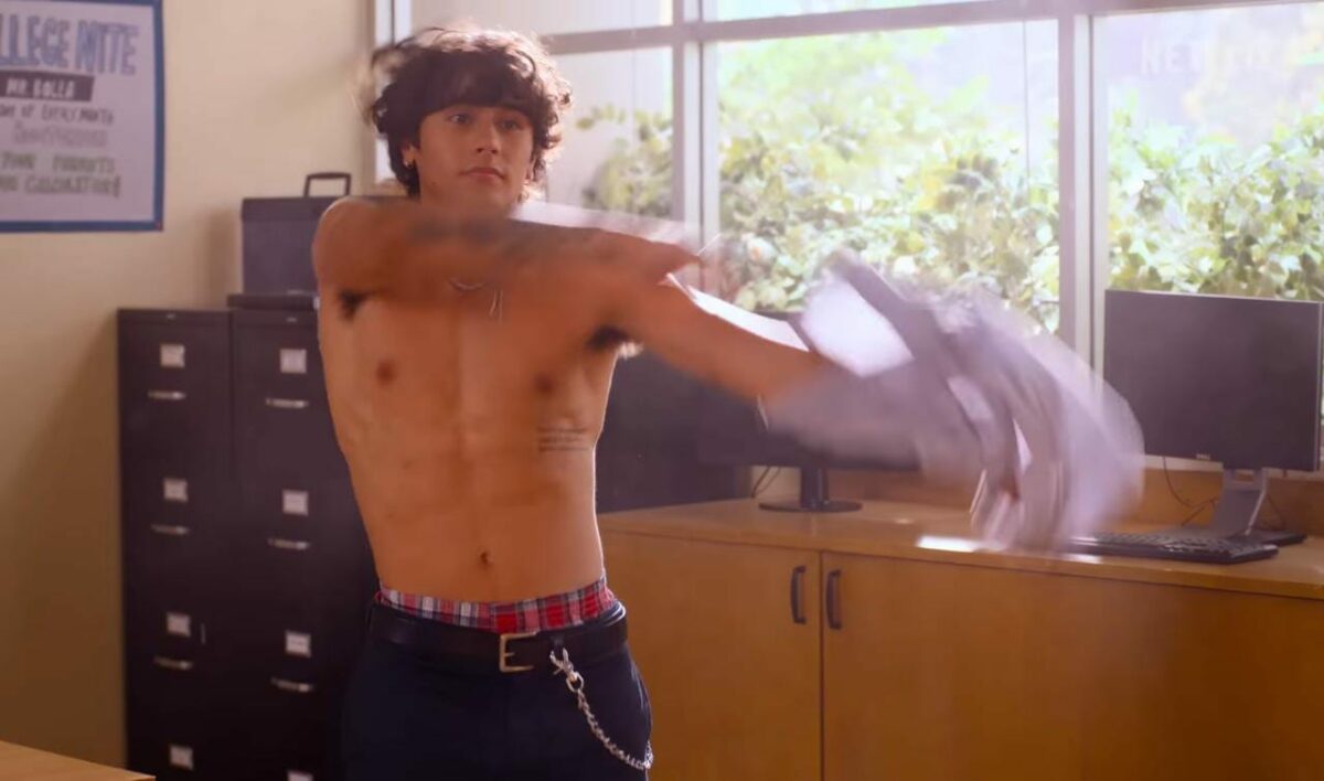 Michael Cimino sin playera en Never Have I Ever