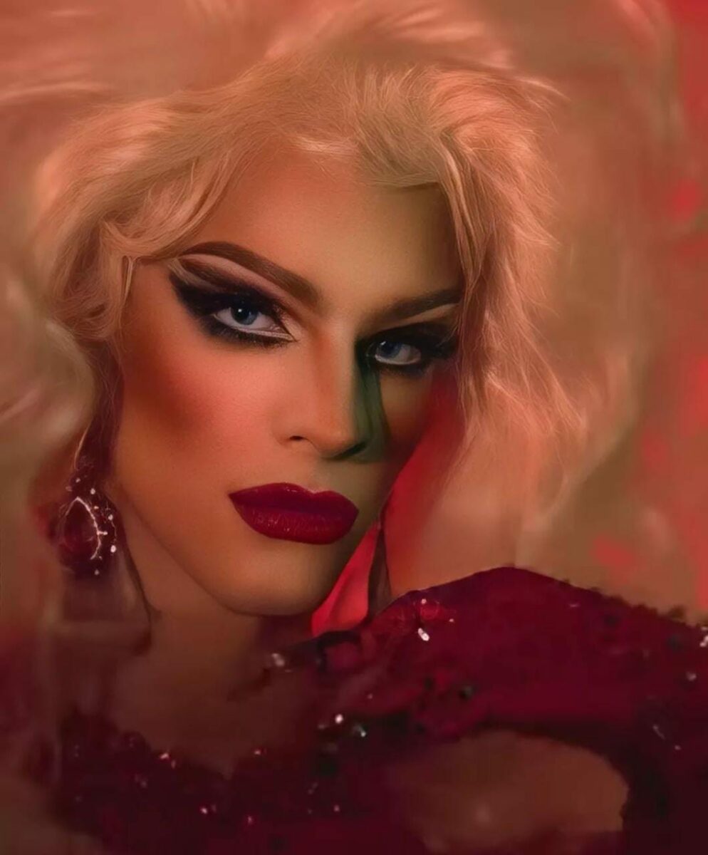 Nelson Carreras rosto maquillado de drag queen.