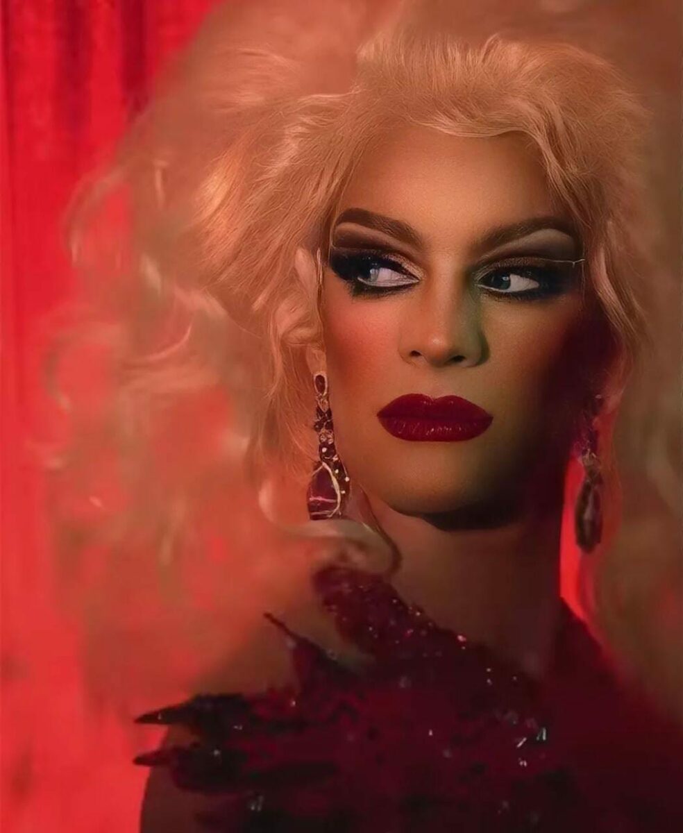 Nelson Carreras maquillado de drag.