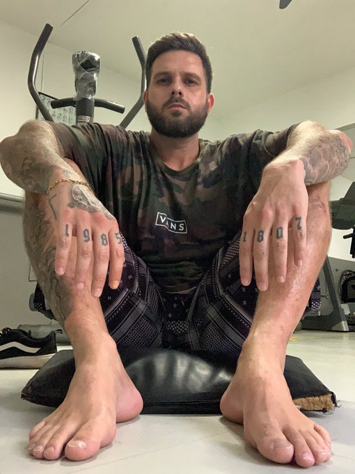 Hombre mostrando pies.