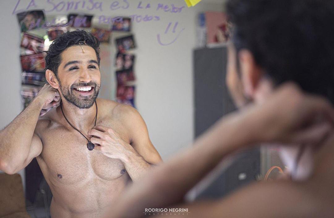 Rodrigo Negrini sonriendo.