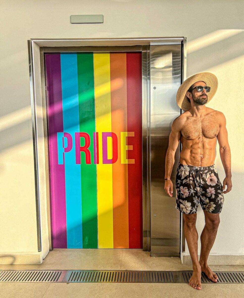 Rodrigo Negrini en elevador con bandera LGBT+. 