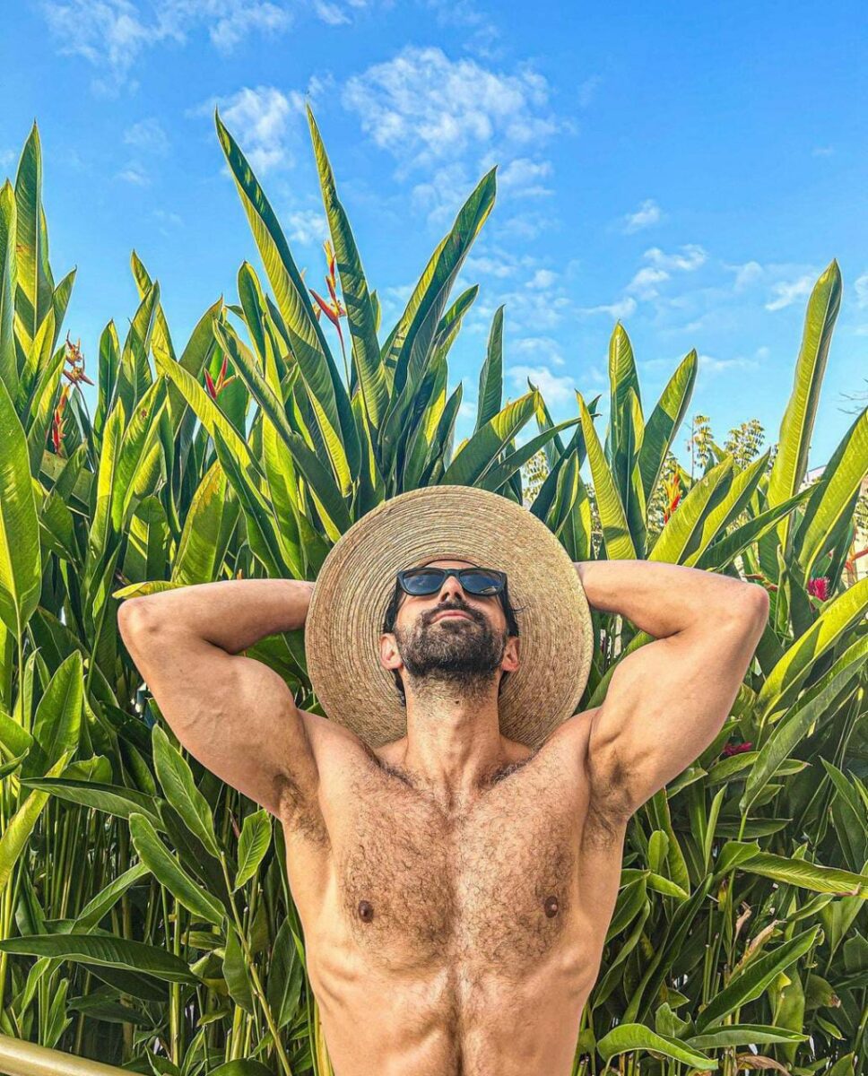 actor brasileño en la playa