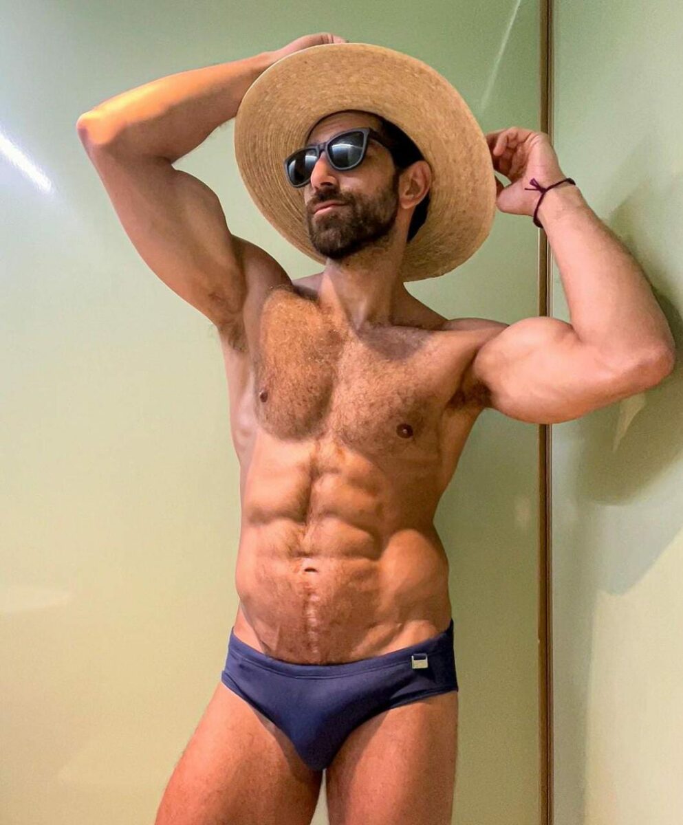 Rodrigo Negrini actor en traje de baño corto.