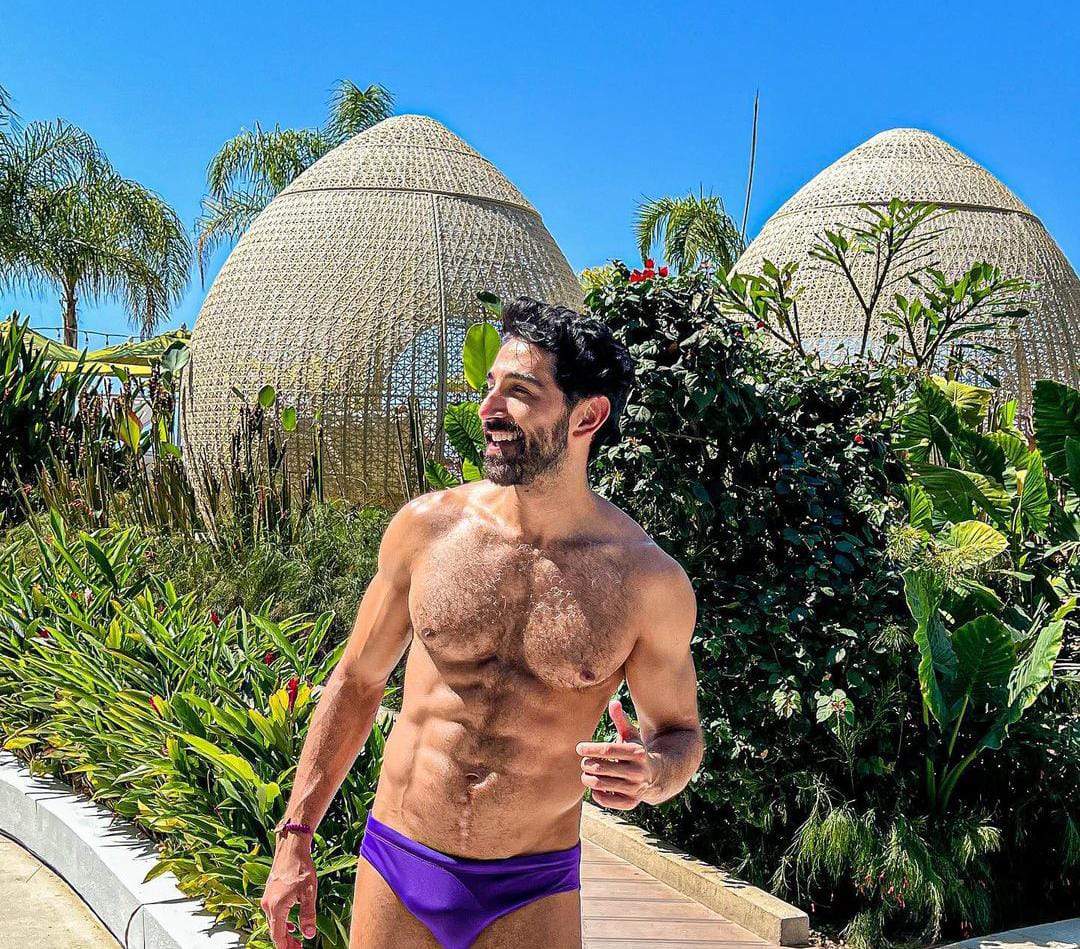 actor con traje de baño corto