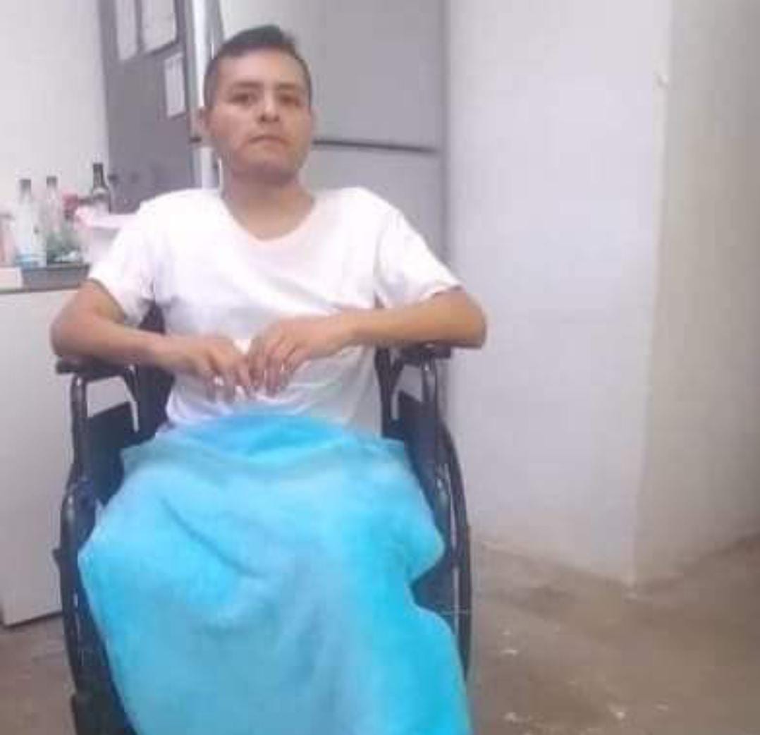 Vladimir Fernández en silla de ruedas.