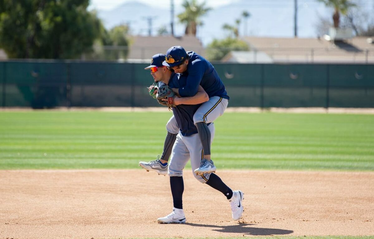 Willy Adames cargando a Luis Urias. 