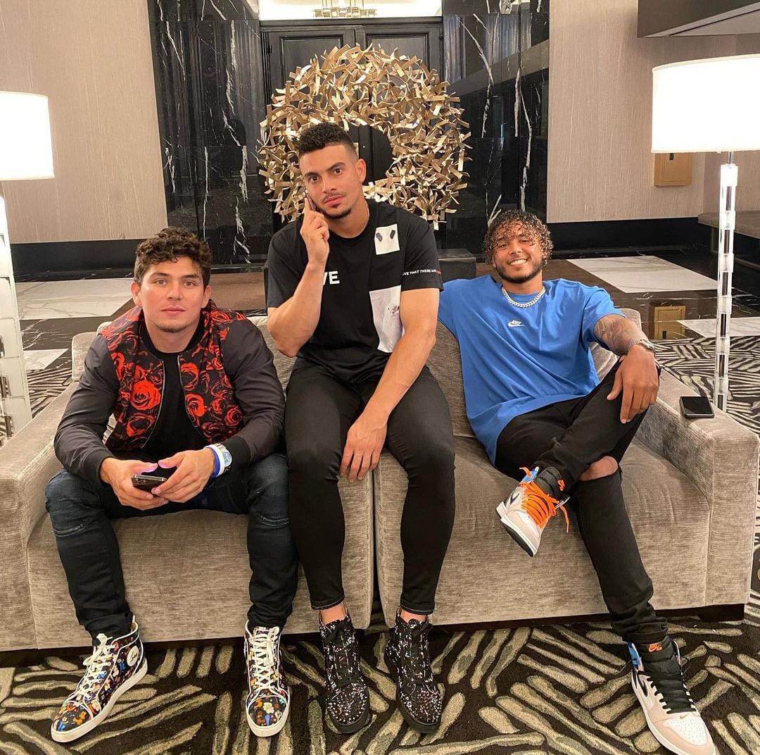 Luis Urías, Willy Adames y Freddy Peralta.