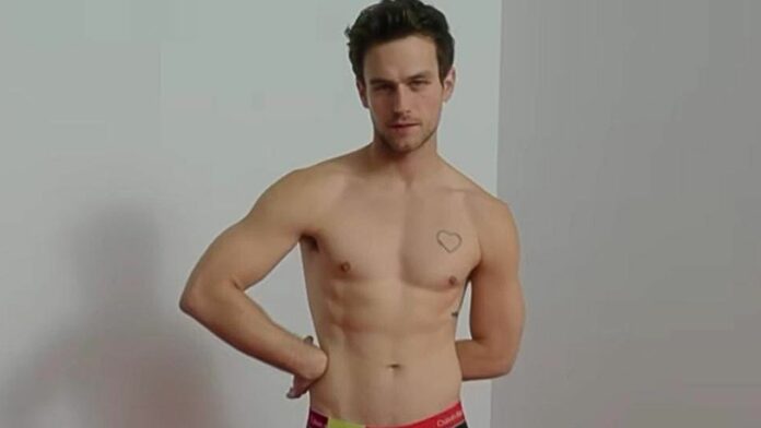 Brandon Flynn actor modelo de Calvin Klein calzones ropa interior.
