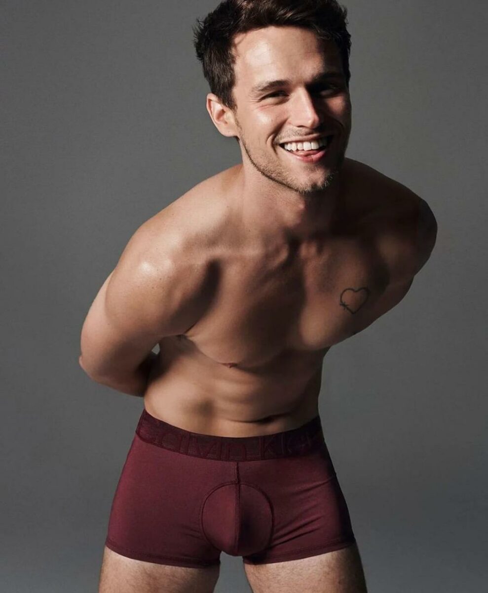 Brandon Flynn actor en ropa interior