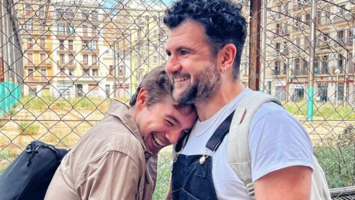 Carlos Cuevas es captado siendo cariñoso con Pep Ambròs