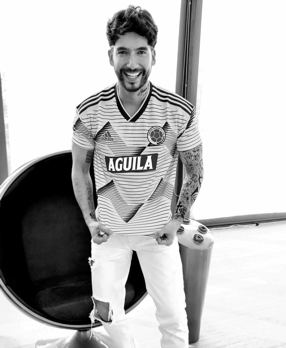 Carlos Torres con playera de futbol de Colombia.