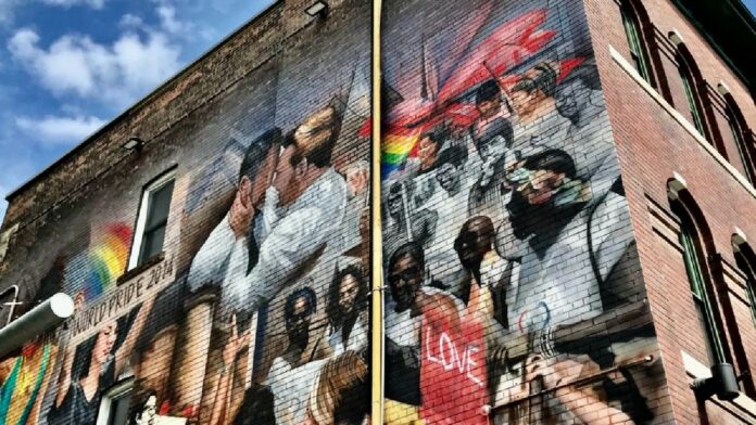 celebrar pride orgullo toronto parade canadá viajes eTA pared