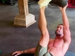 Chris Hemsworth actor fotos haciendo ejercicio abdominales bulto shorts