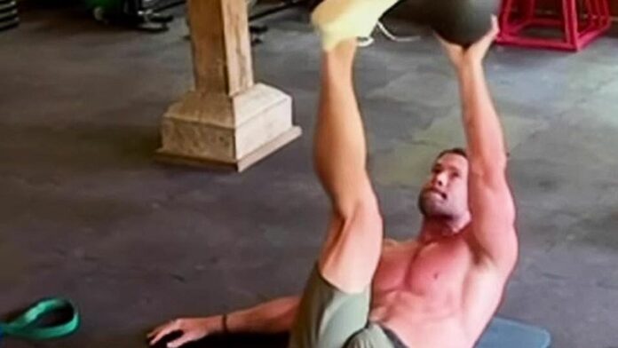Chris Hemsworth actor fotos haciendo ejercicio abdominales bulto shorts