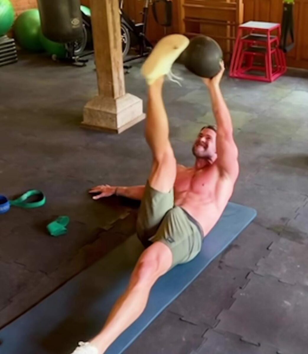 Chris Hemsworth actor fotos haciendo ejercicio abdominales