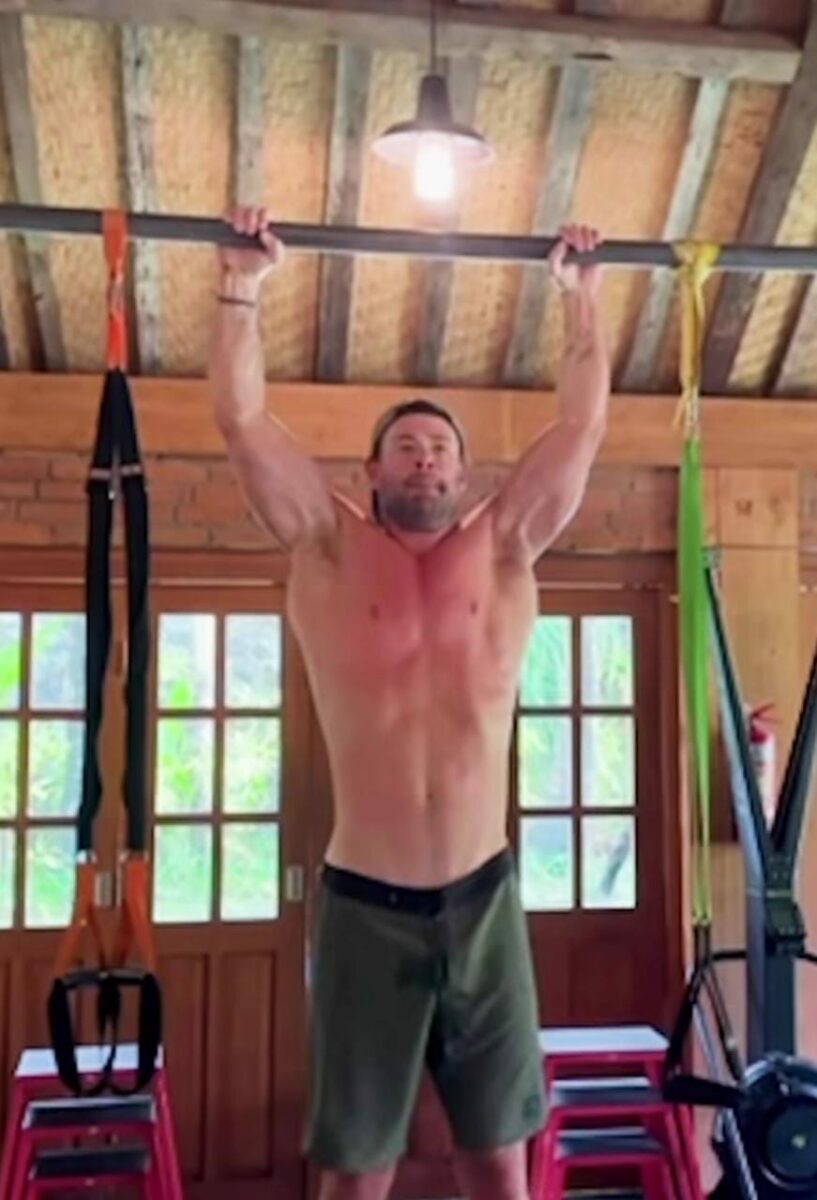 Chris Hemsworth actor haciendo ejercicio con shorts verdes sin playera.