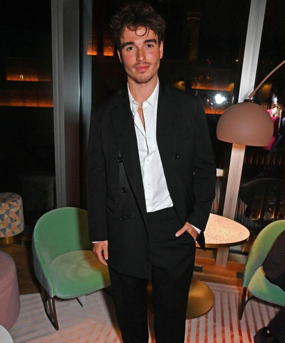 Corey Mylchreest en traje