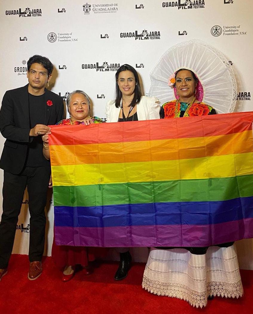 actor con bandera LGBT