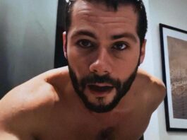 Dylan O'Brien en serie gay The Other Two escena en la ducha sin ropa playera