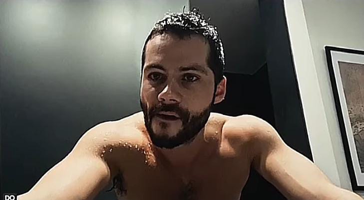 Dylan O'Brien en serie gay The Other Two escena en la ducha sin ropa playera