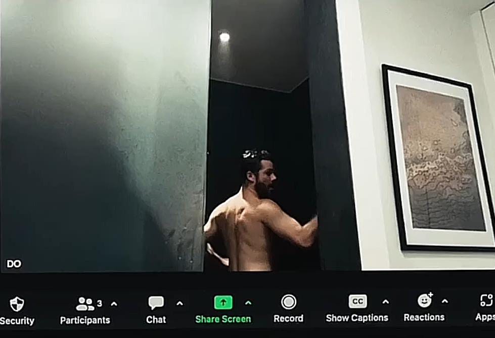 The Other Two escena en la ducha sin playera ropa videollamada