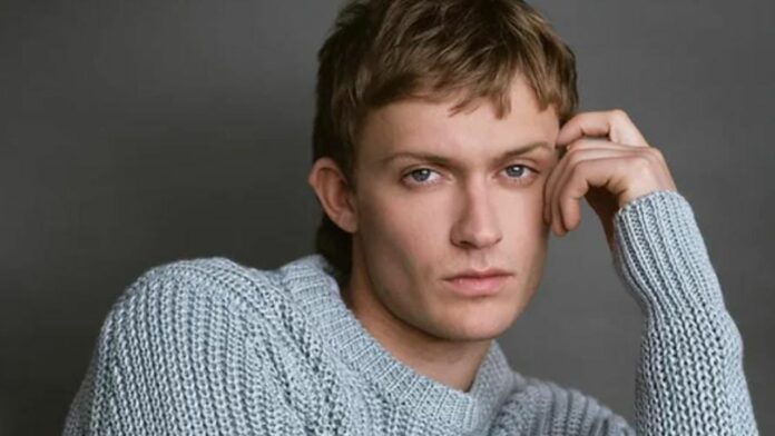 Freddie Dennis actor de Queen Charlotte Reynolds personaje gay fotos biografía pareja.