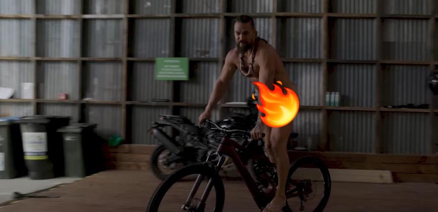 Jason Momoa en bicicleta.