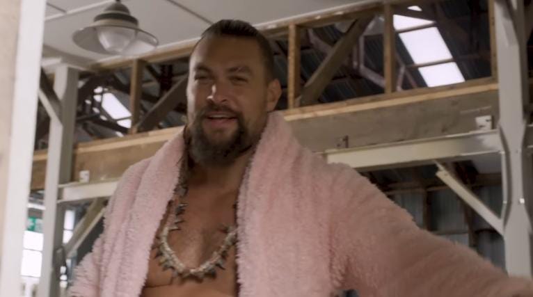 Jason Momoa actor en bata rosa