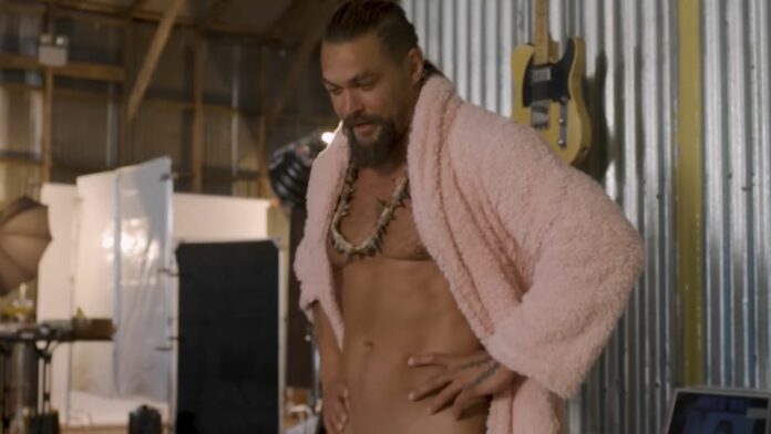 Jason Momoa boxeo en bata dejando ver desnudo parcial.