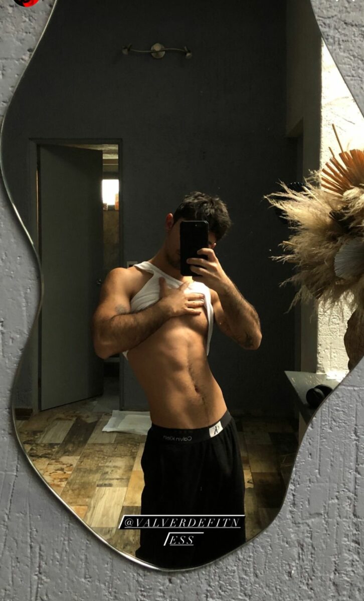 Joaquín Bondoni selfie en espejo abdomen 