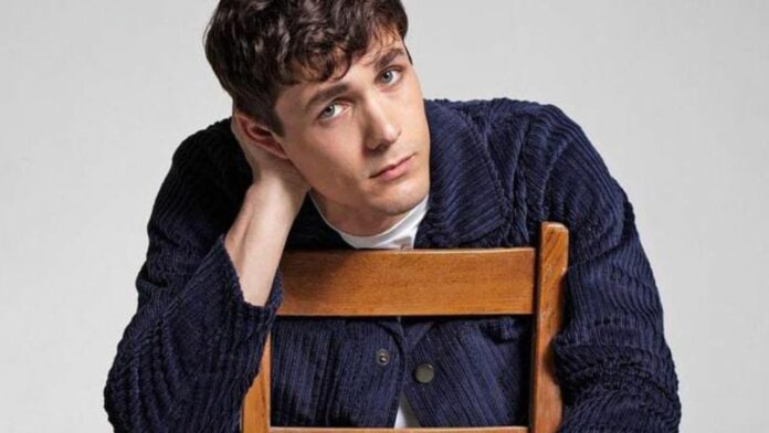 Jonah Hauer-King actor príncipe Eric fotos biografía pareja gay sexualidad