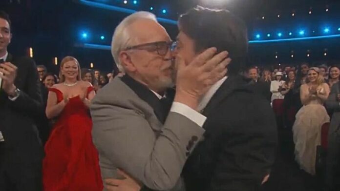 kieran-culkin-brian-cox-beso-premios-emmy-2024-roman-roy-sexualidad Roman Roy Kieran Culkin Succession sexualidad brian cox beso premios emmy 2024