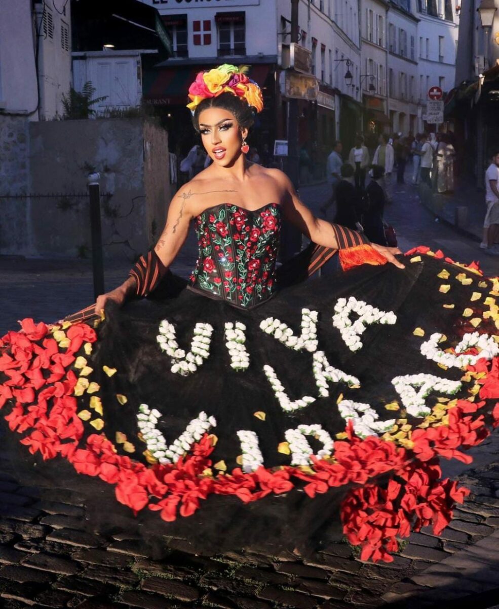 Lolita Banana  con vestido negro drag queen mexicana.