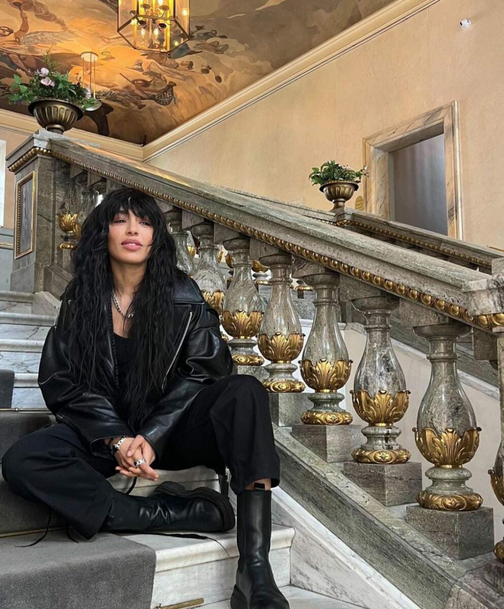 Loreen sentada en escaleras ganadora de Eurovisión 2023.