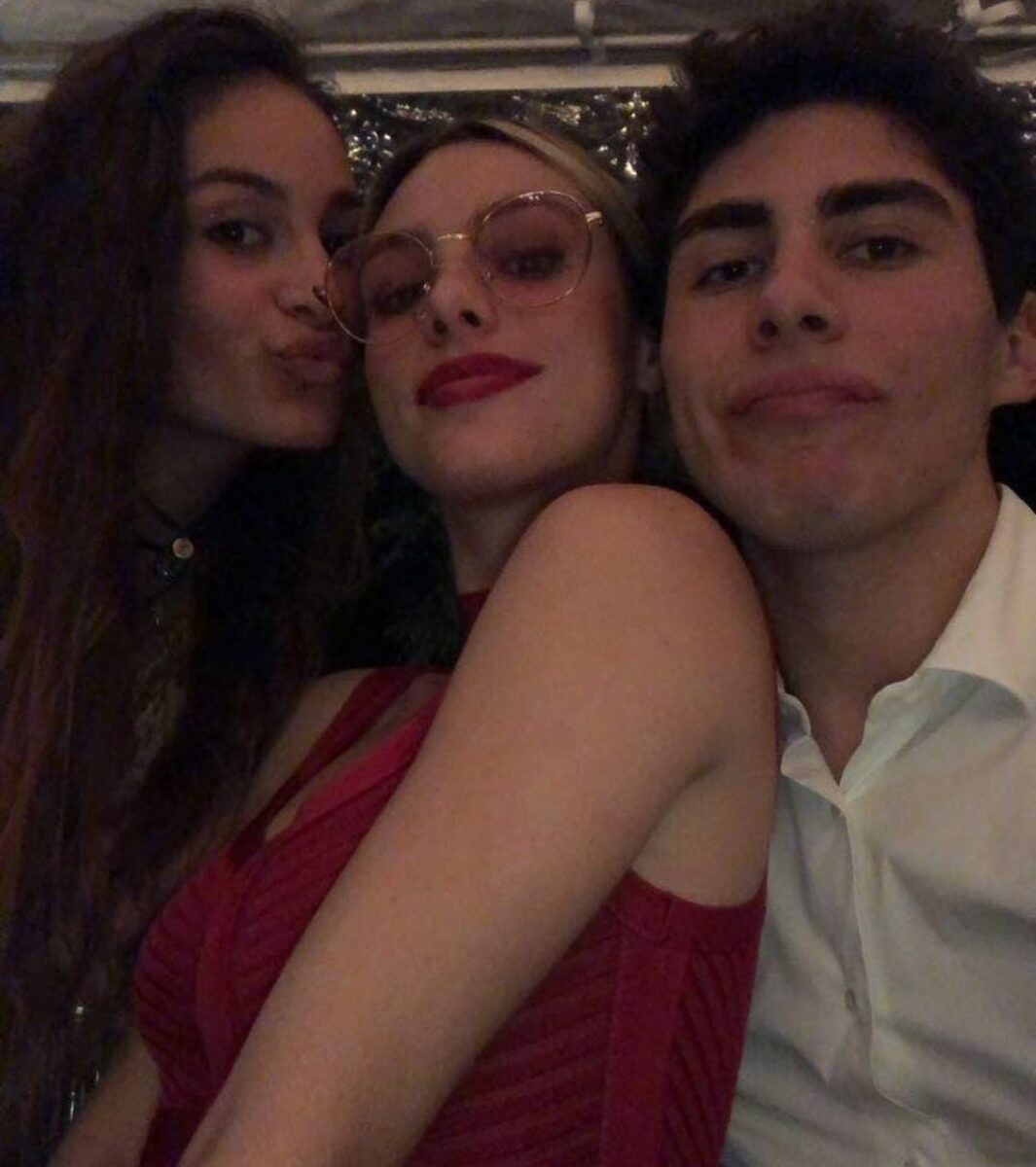 Lorenzo con su hermana y Lele Pons
