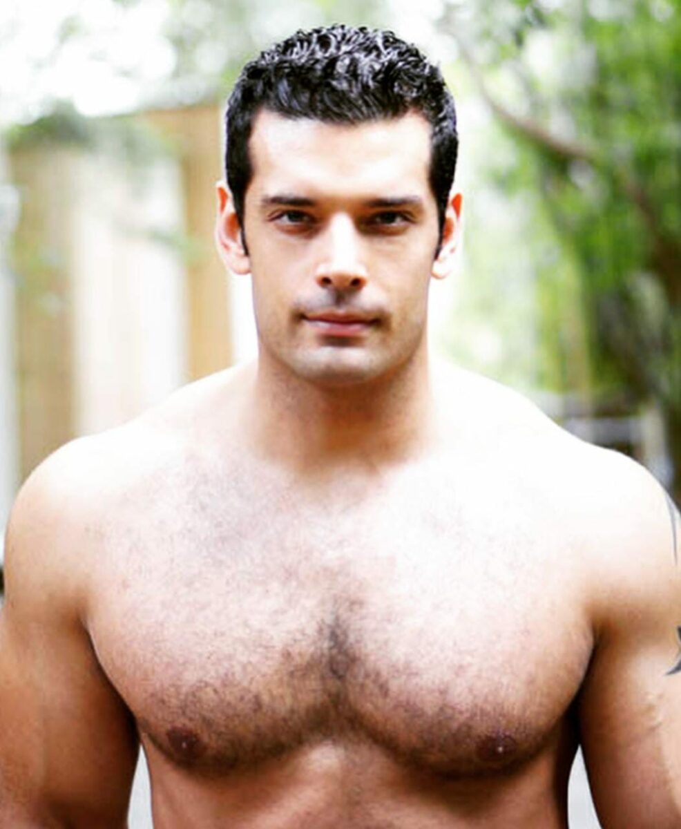 intérprete pecho sin playera