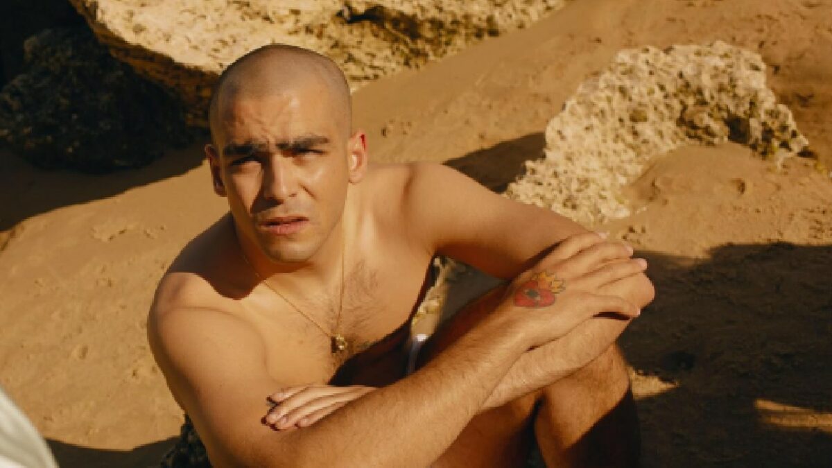 Omar Ayuso On The Go película LGBT+ playa fotos videos sin ropa escena frontal