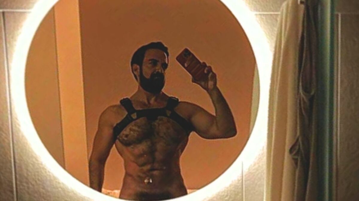Pablo Perroni fotos actor bisexual con arnés selfie