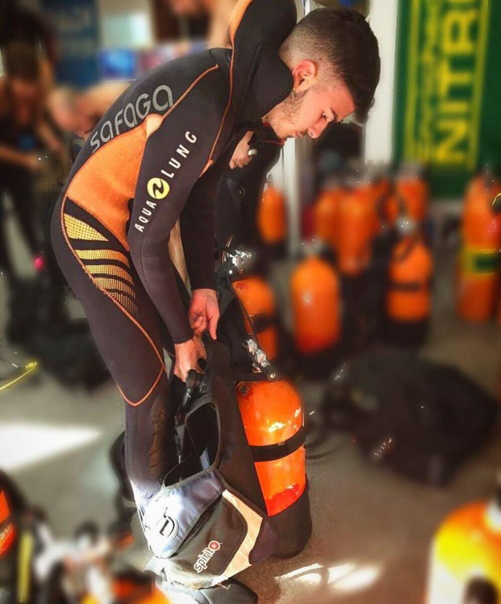 actor haciendo buceo