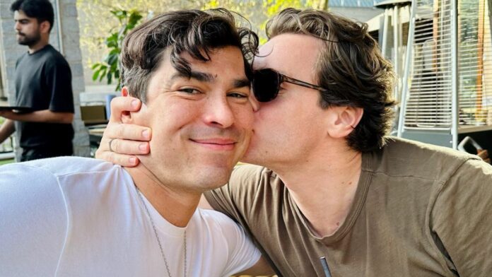 Jonathan Groff y Raúl Castillo de Looking foto juntos.