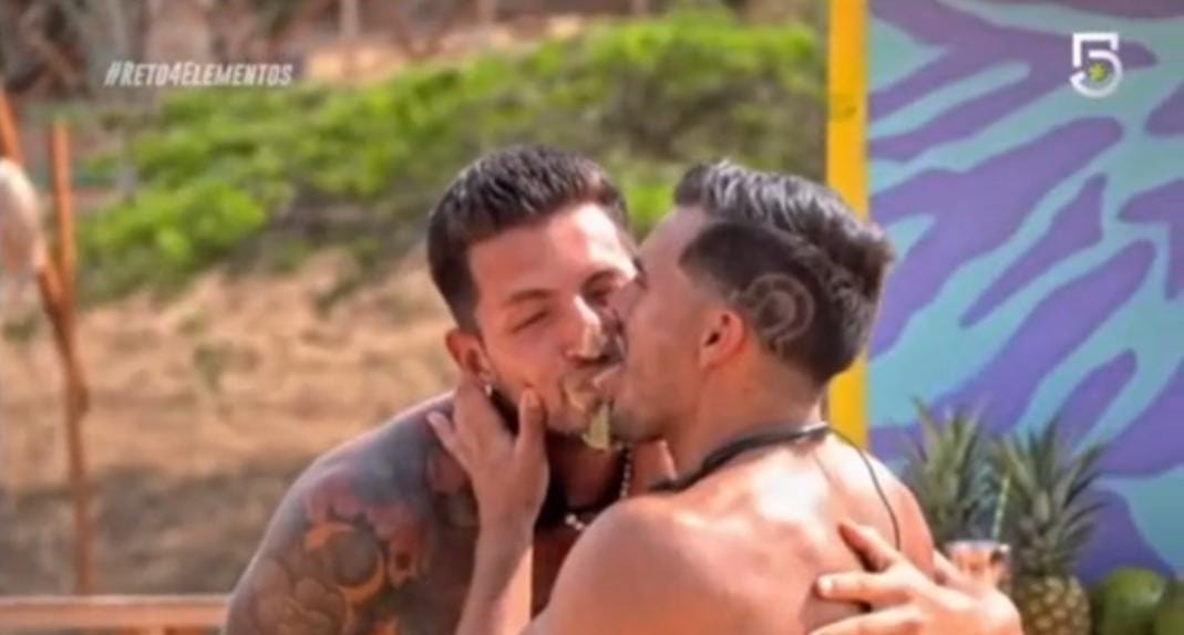 Reto 4 Elementos Rodel G e Irvin Villatoro besos lamidas.