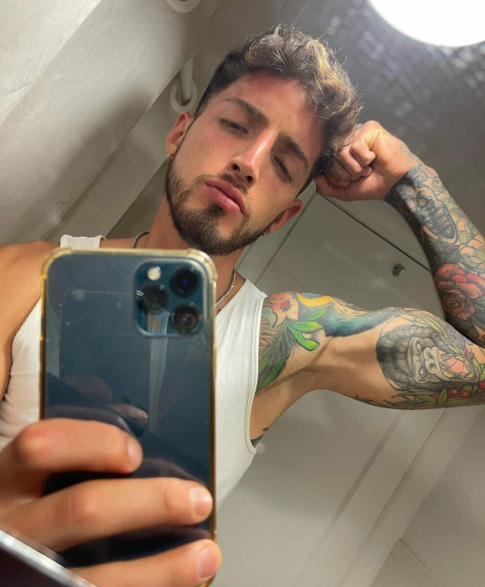 Rodel G wapayasos cantante y participante de Reto 4 elementos en camiseta