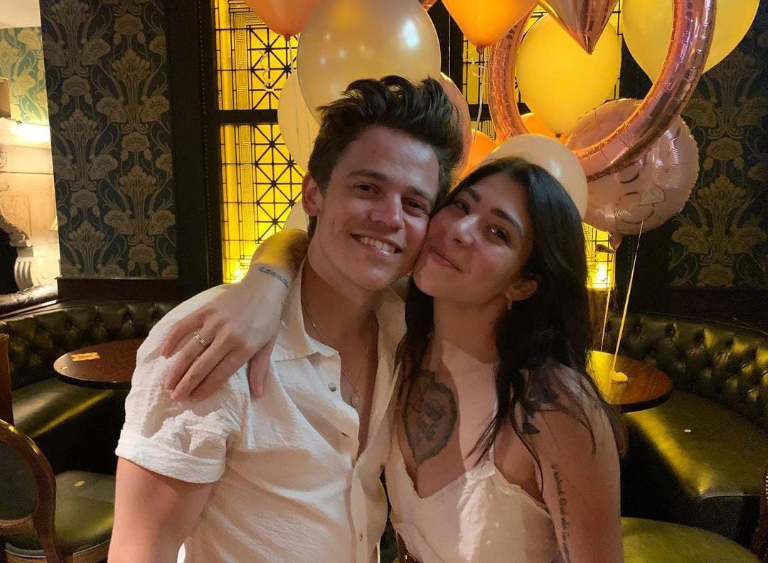 Sam Clemmett con su esposa Danarose Lobue.