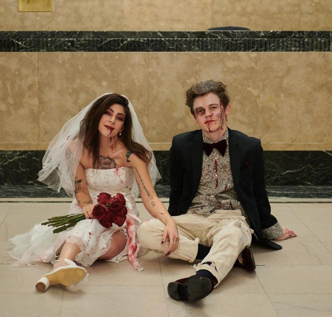 El actor con su esposa Danarose Lobue vestidos como zombis.