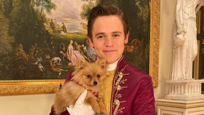 Sam Clemmett actor biografía pareja sexualidad Brimsley personaje gay de Queen Charlotte: A Bridgerton Story.