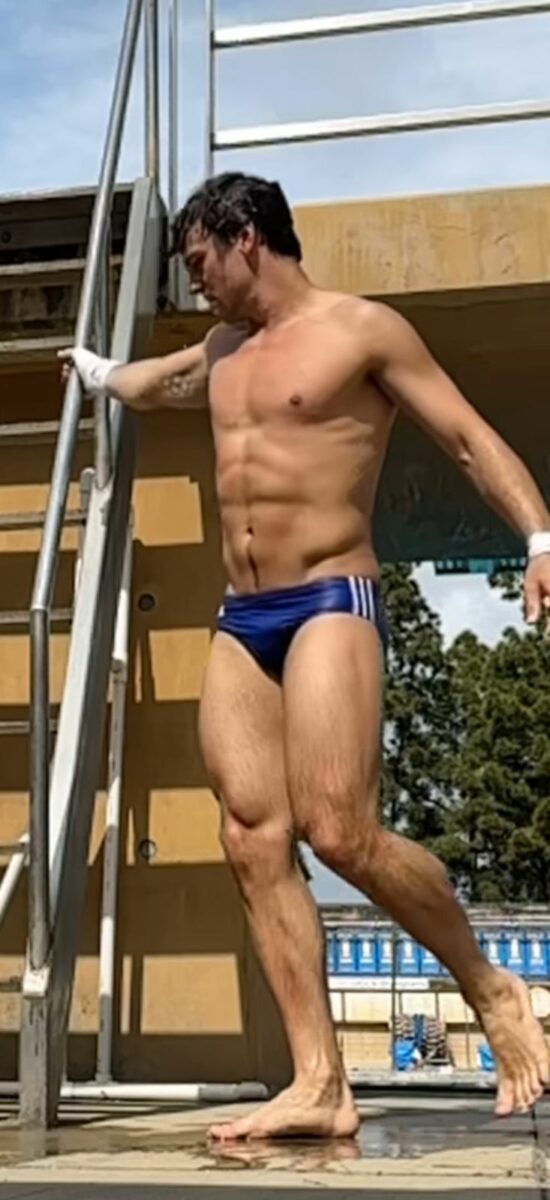 clavadista británico en traje de baño